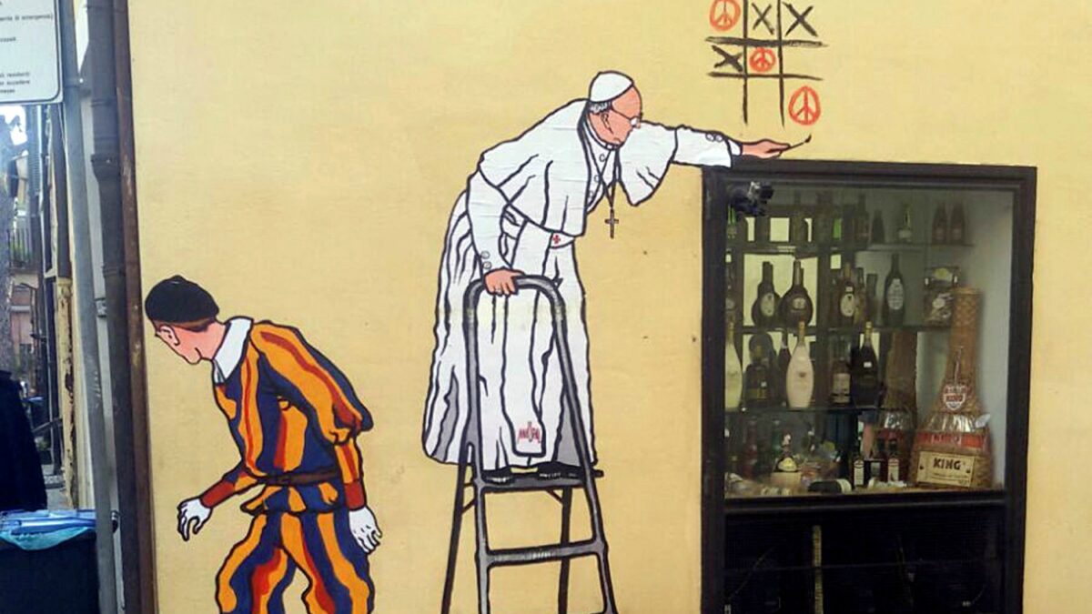 El Banksy romano representa al Papa Francisco jugando la partida de la paz