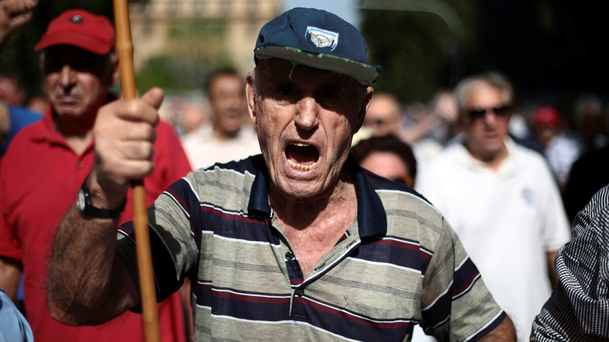 La policía griega carga con gases lacrimógenos contra pensionistas en una manifestación