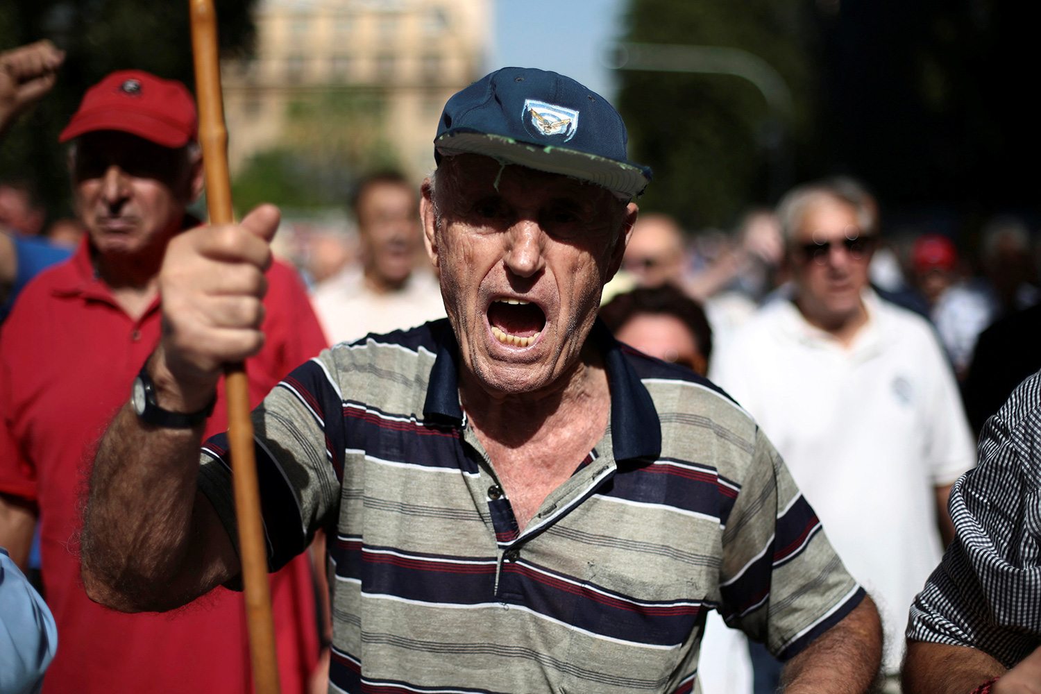 La policía griega carga con gases lacrimógenos contra pensionistas en una manifestación