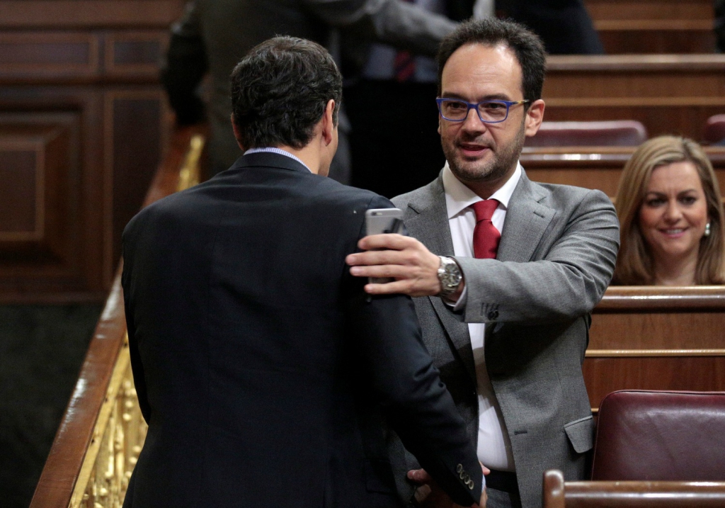 Antonio Hernando saluda a un Pedro Sánchez distante. (Foto: Andrea Comas / Reuters)