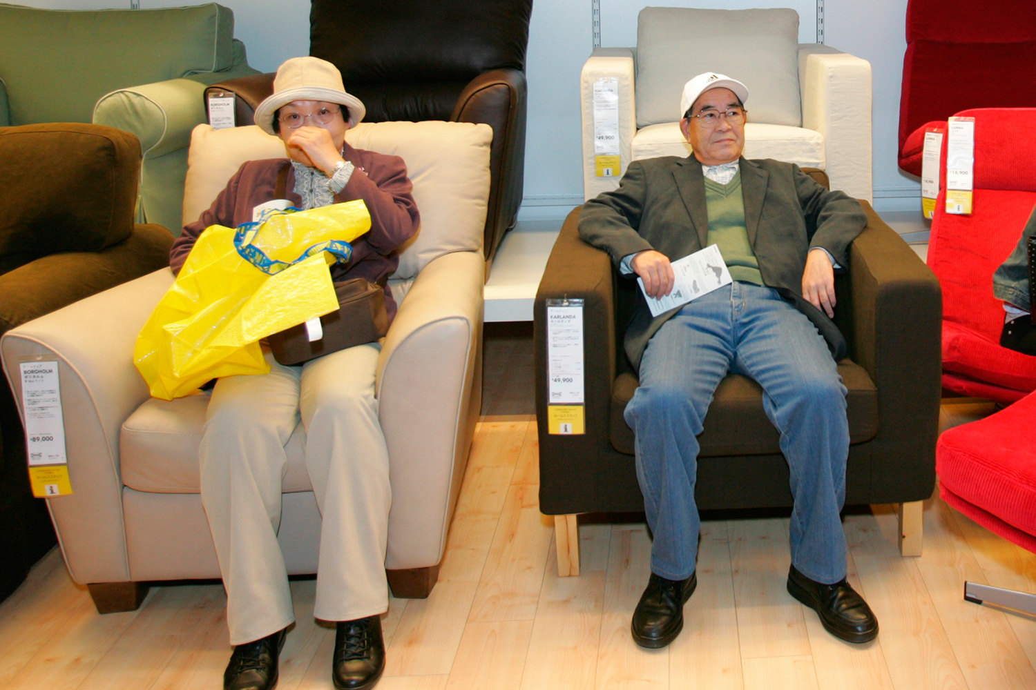 Ikea prohíbe a las personas mayores reunirse en su cafetería