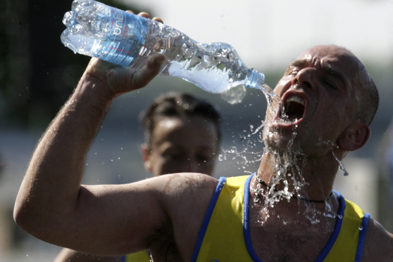 Antes, durante y después del ejercicio hay que hidratarse bien. (Foto: Ints Kalnins / Reuters)