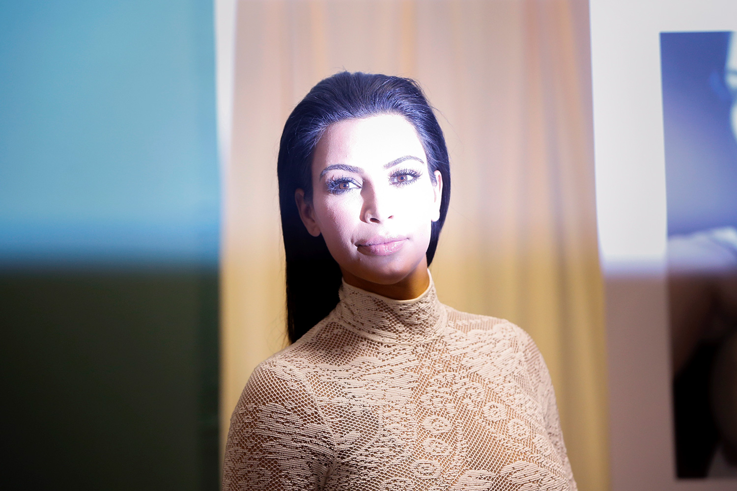Atacan a punta de pistola a Kim Kardashian en su habitación en París