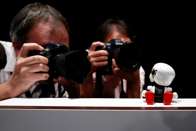 Este diminuto robot es tan natural que incluso presume de porte ante los medios. (Foto: Kim Kyung-Hoon / Reuters) 
