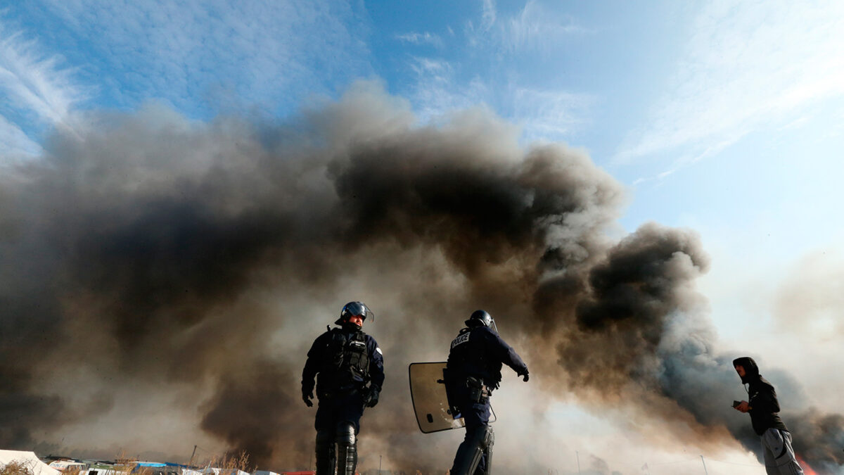 ‘La Jungla’ de Calais arde en su tercer día de desalojo