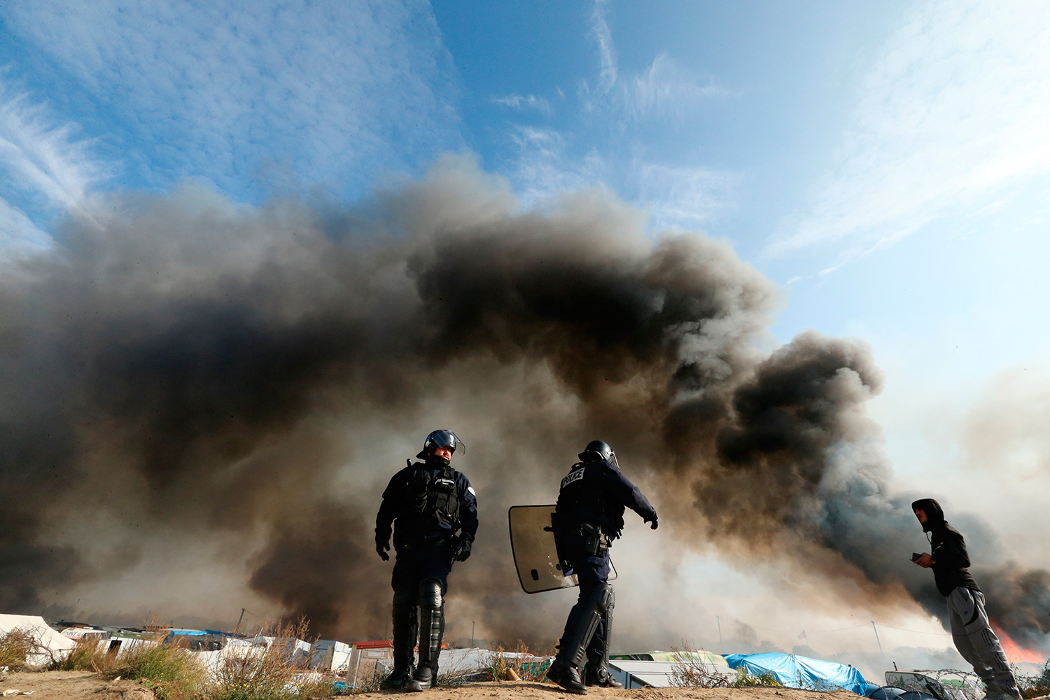'La Jungla' de Calais arde en su tercer día de desalojo