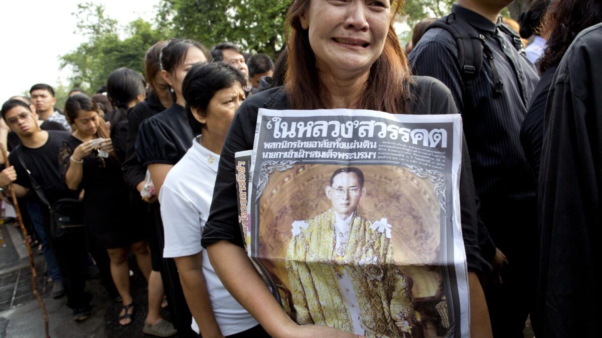 La muerte del rey Adulyadej tiñe Tailandia de blanco y negro