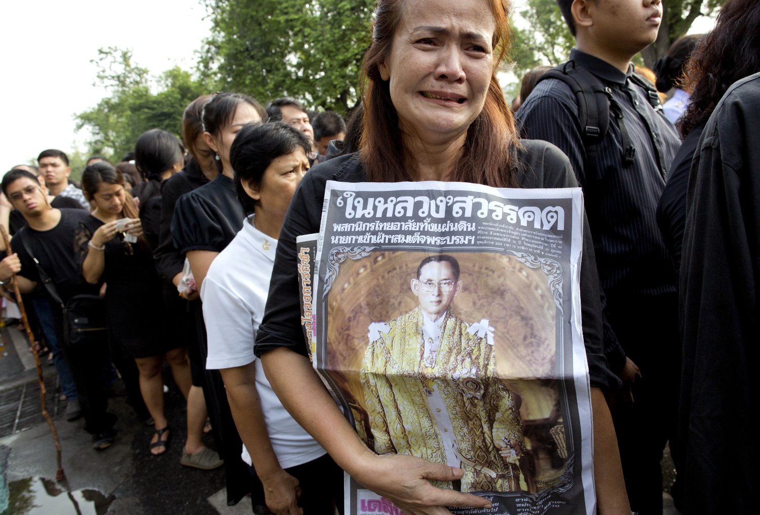 La muerte del rey Adulyadej tiñe Tailandia de blanco y negro