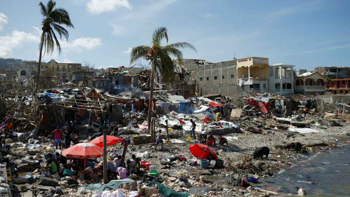 Matthew se aleja de las costa tras dejar casi un millar de muertes