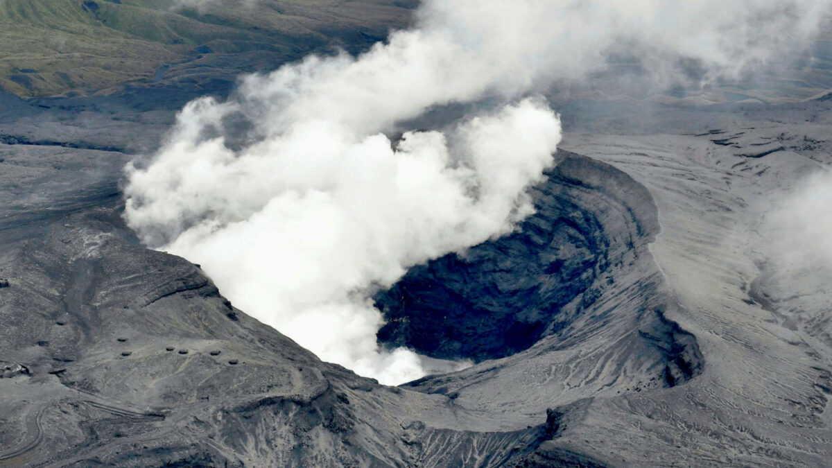 Entra en erupción el volcán activo más grande de Japón