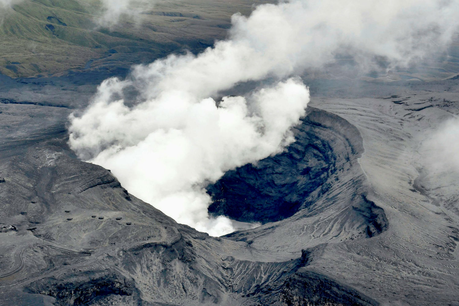 Entra en erupción el volcán activo más grande de Japón
