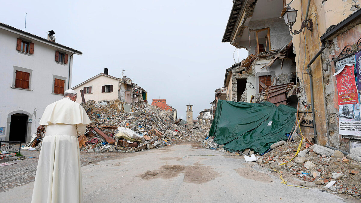 El Papa visita por sorpresa la ‘zona roja’ de la destruida Amatrice