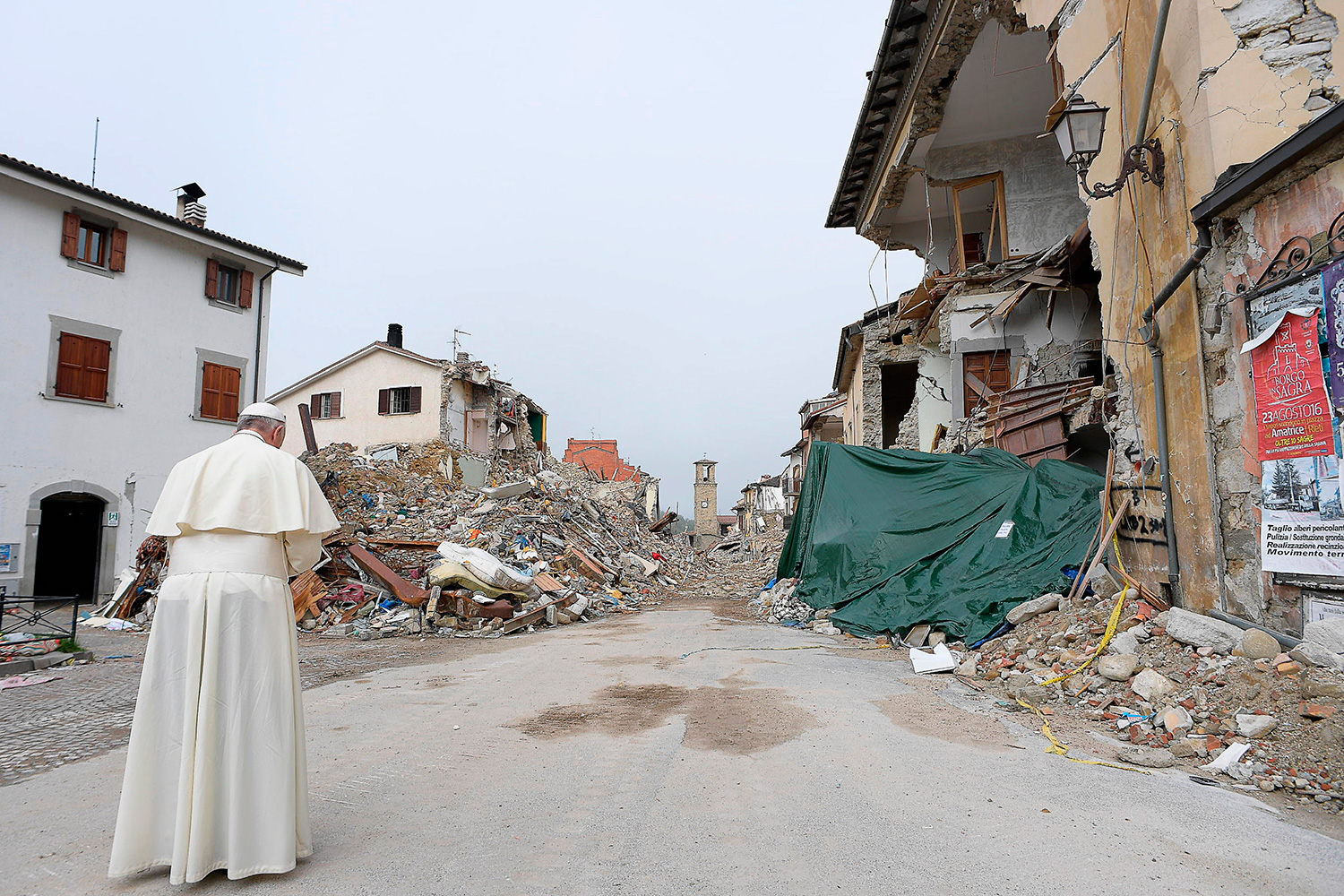 El Papa visita por sorpresa la ‘zona roja’ de la destruida Amatrice