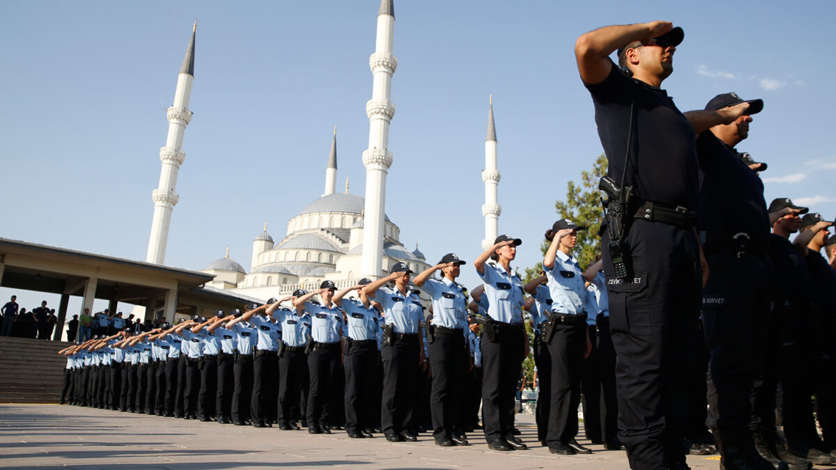 Continúa la purga en Turquía: suspendidos 12.800 policías por vínculos golpistas