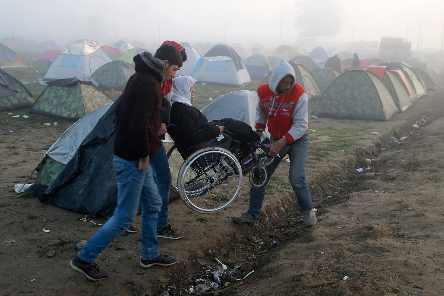5.782 kilómetros km en silla de ruedas: una refugiada adolescente narra su periplo desde Alepo hasta Alemania