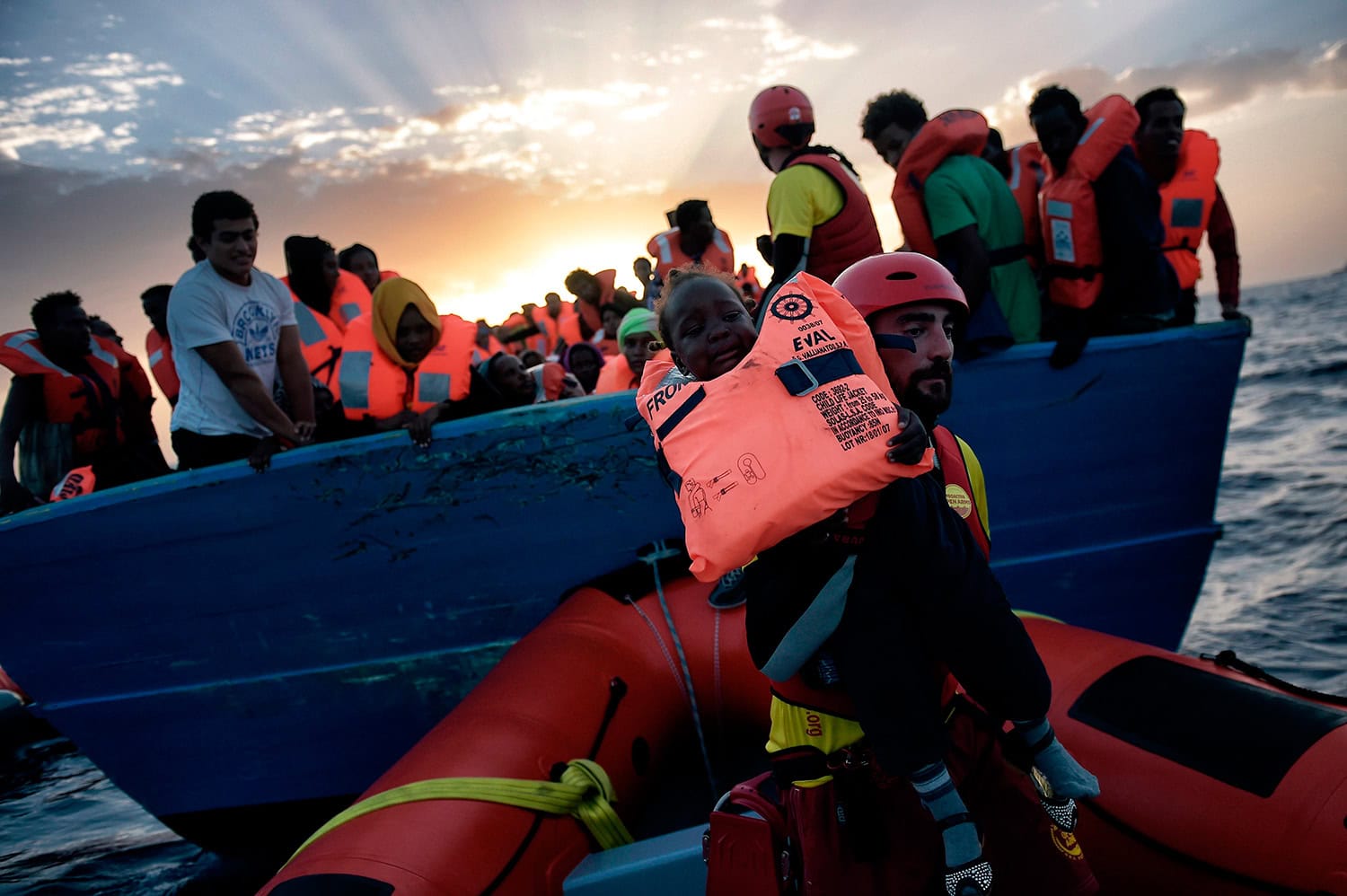 Rescatan a casi 6.000 inmigrantes y recuperan 9 cadáveres en el Canal de Sicilia