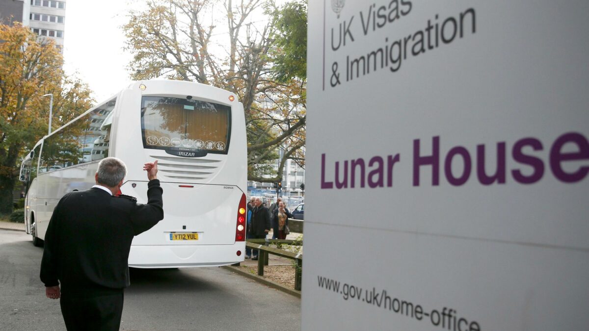 May no descarta un «sistema de visados objetivo» para reducir la inmigración