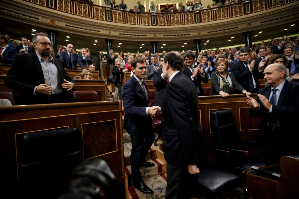 Albert Rivera felicita a Mariano Rajoy por su investidura (Foto: Daniel Ochoa de Olza/Pool)