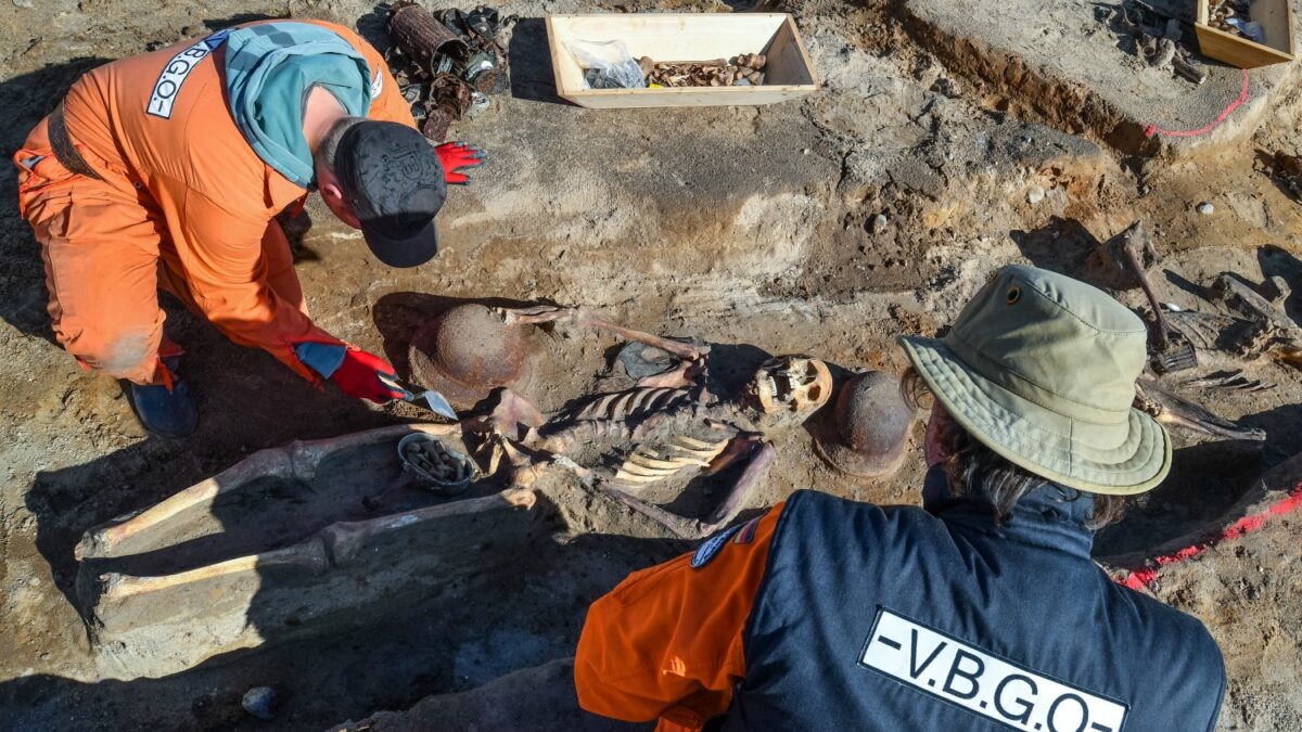 Descubren restos de soldados alemanes de la Segunda Guerra Mundial con los cascos y las botas puestas