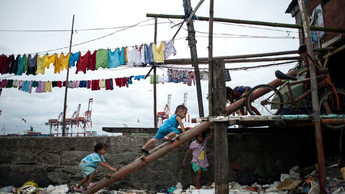 El poderoso tifón Haima arrasa escuelas y viviendas en Filipinas