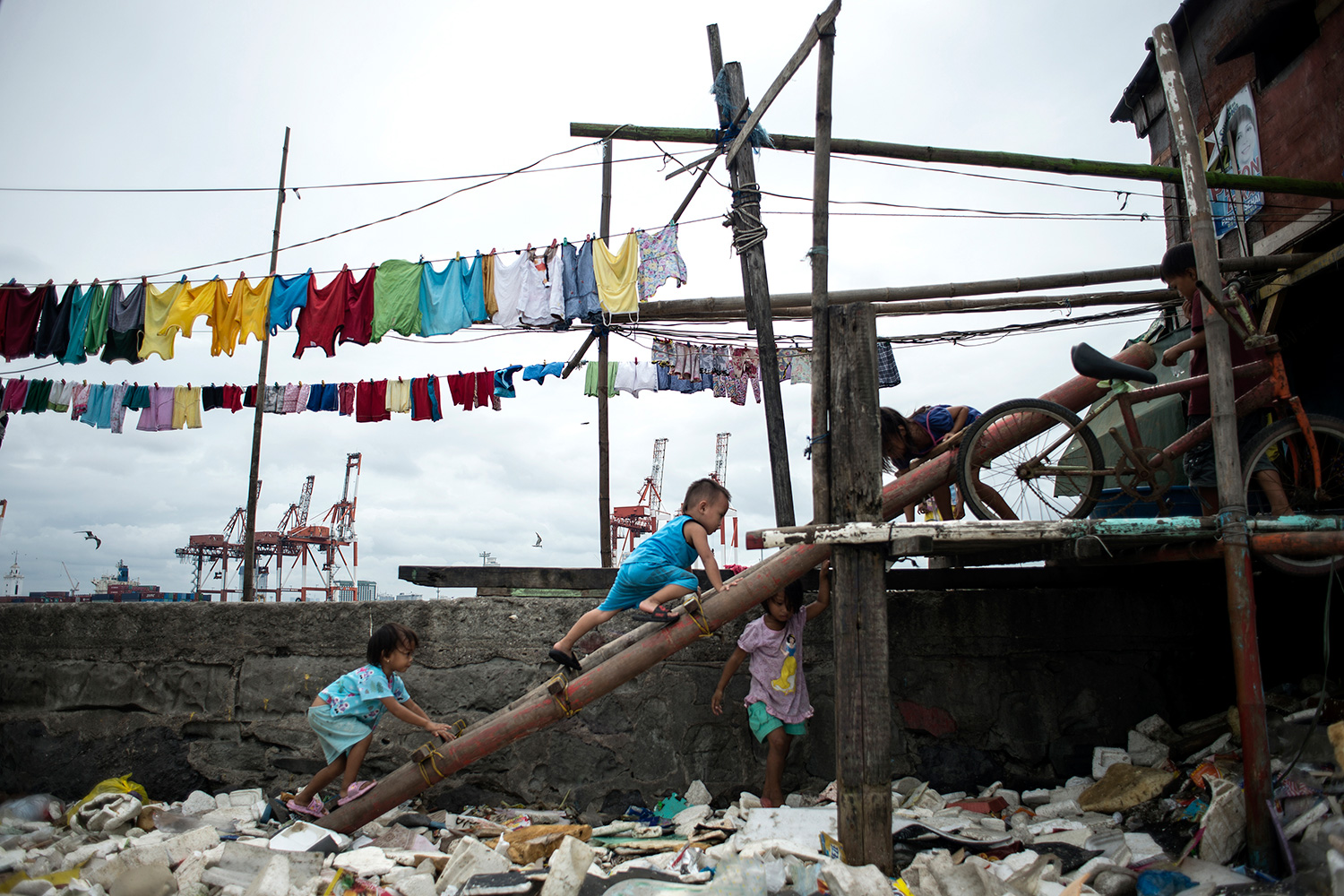 El poderoso tifón Haima arrasa escuelas y viviendas en Filipinas