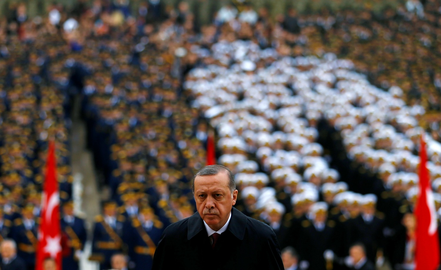 Erdogan expulsa a 10.000 funcionarios más y cierra otros 15 medios de comunicación