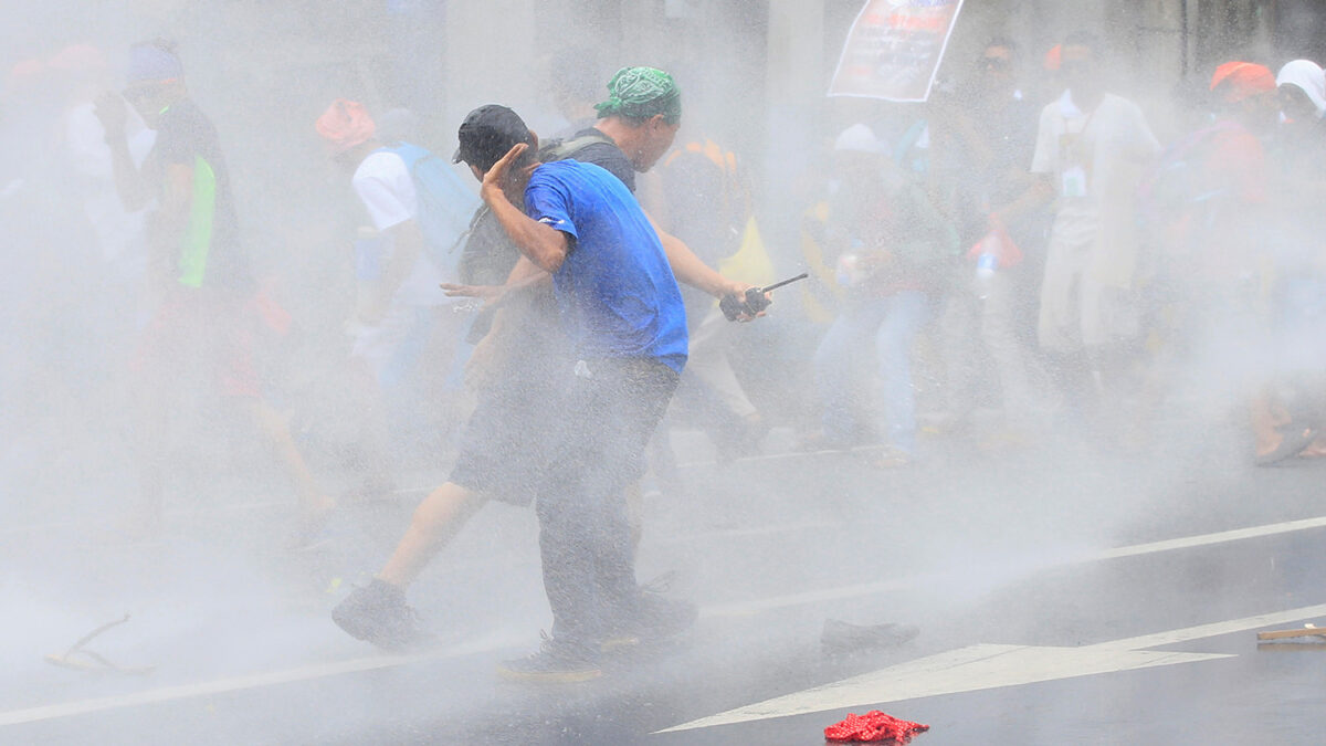 Un furgón policial arrolla a un grupo de manifestantes en Filipinas