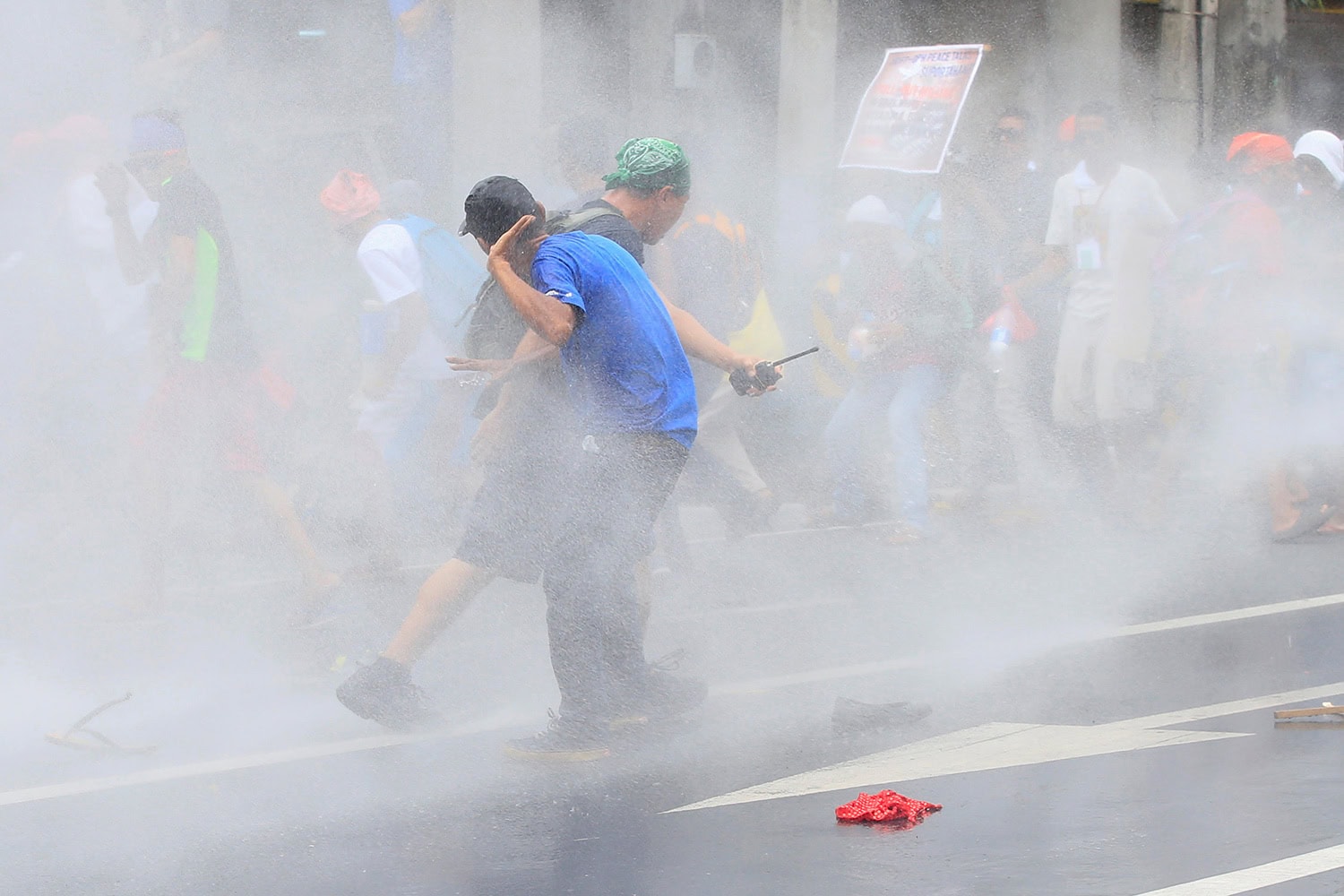 Un furgón policial arrolla a un grupo de manifestantes en Filipinas