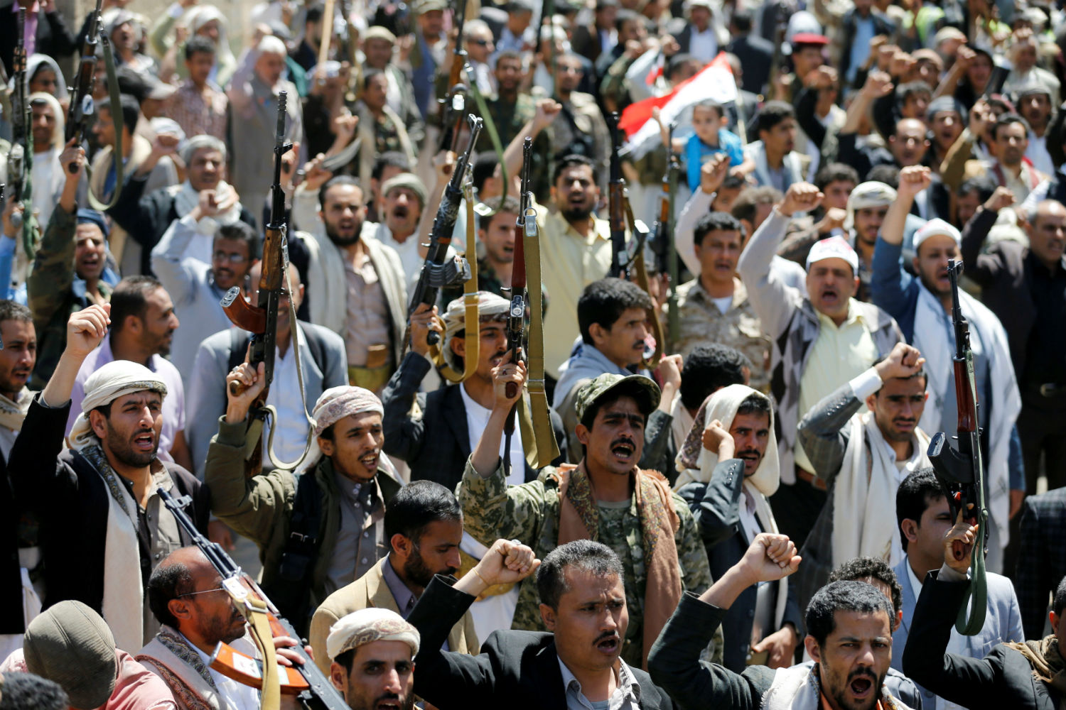Cientos de personas armadas se manifiestan frente a la ONU tras la masacre en una funeraria en Yemen