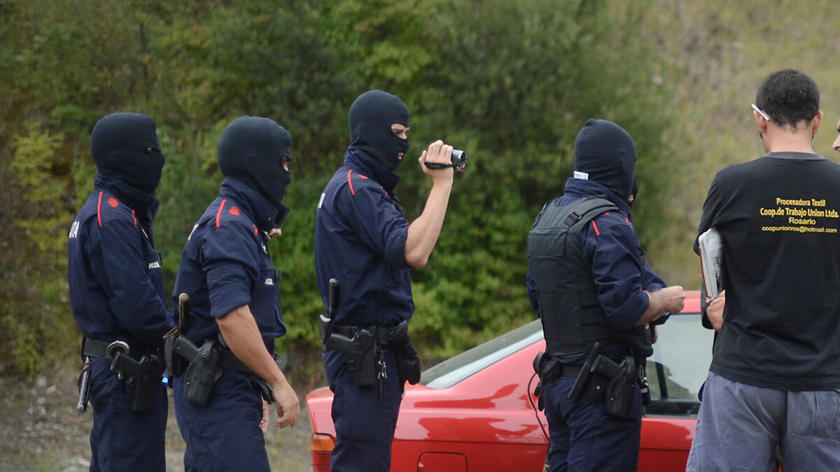 ETA afirma que el arsenal incautado en Francia era una «trampa preparada» por la banda