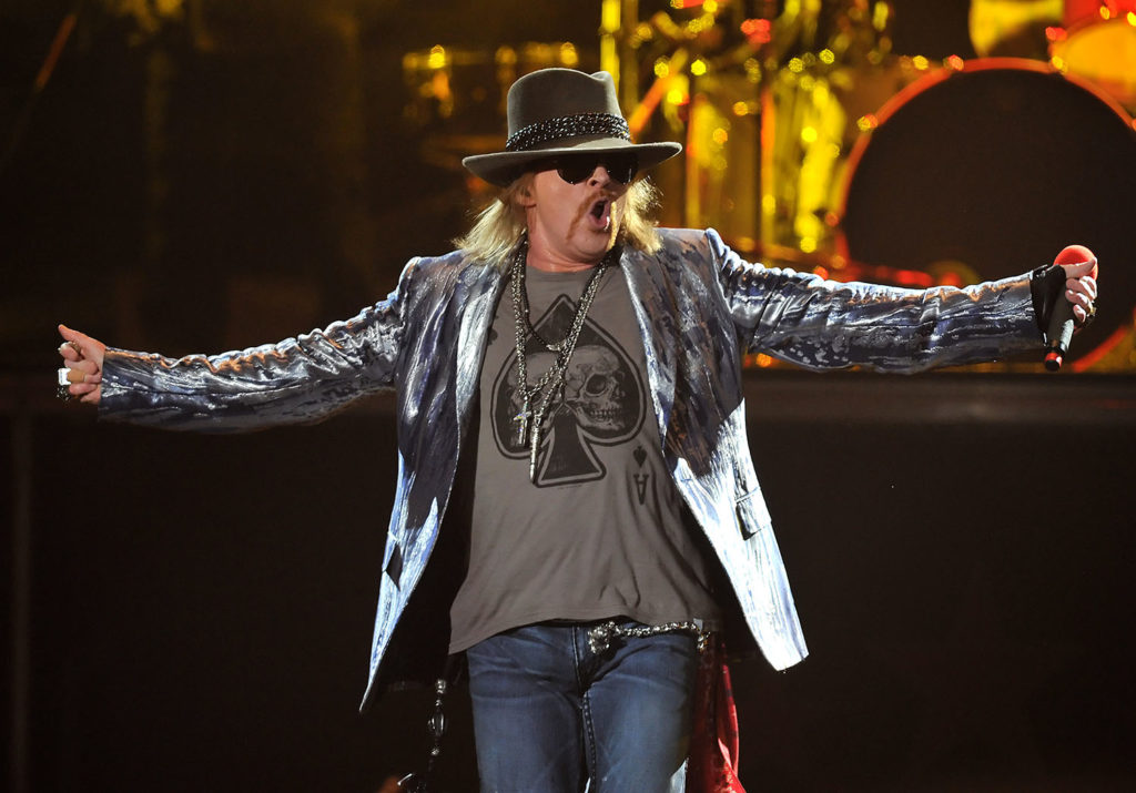 Axl Rose en un concierto de Guns n' Roses en el O2 Arena de Londres (Foto: Mark Allan/AP)