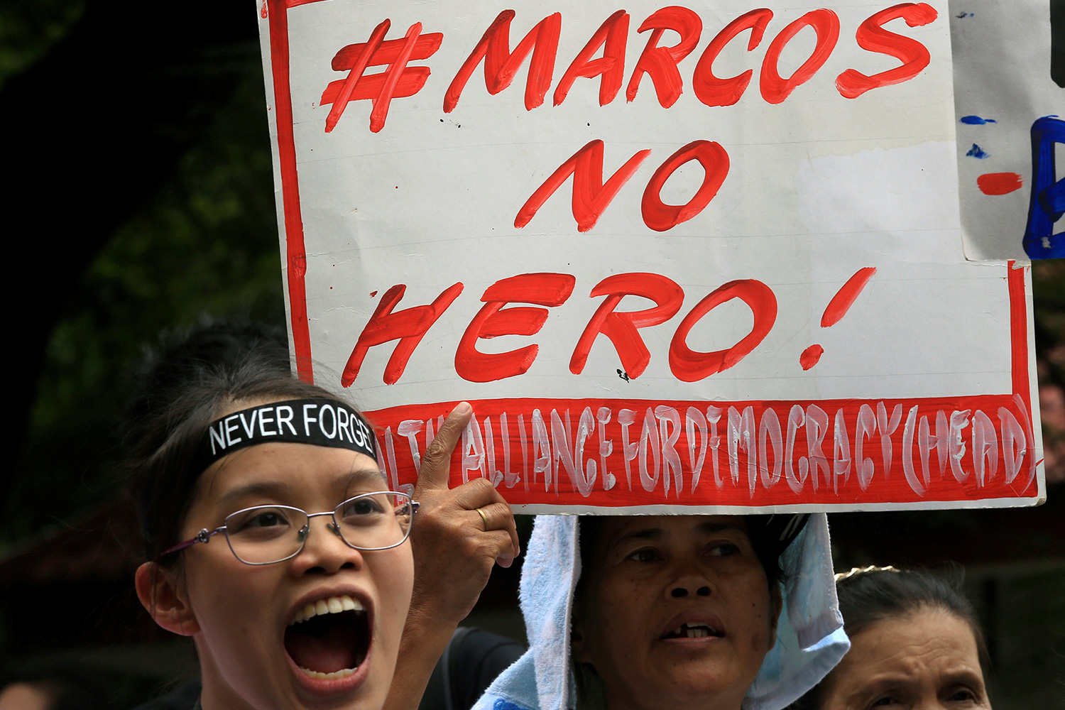 El ex dictador filipino Ferdinand Marcos, enterrado junto a héroes