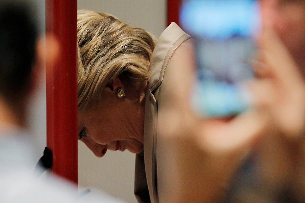 Hillary Clinton vota ante la atenta mirada de los allí presentes. (Foto: Brian Snyder / Reuters)