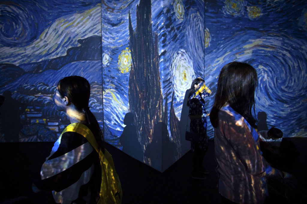 "La noche estrellada" de Van Gogh en una exposición en Beijing (Foto: Mark Schiefelbein/AP)