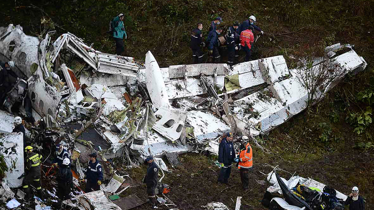 El avión en el que viajaba el equipo de fútbol brasileño Chapecoense se estrella en Colombia