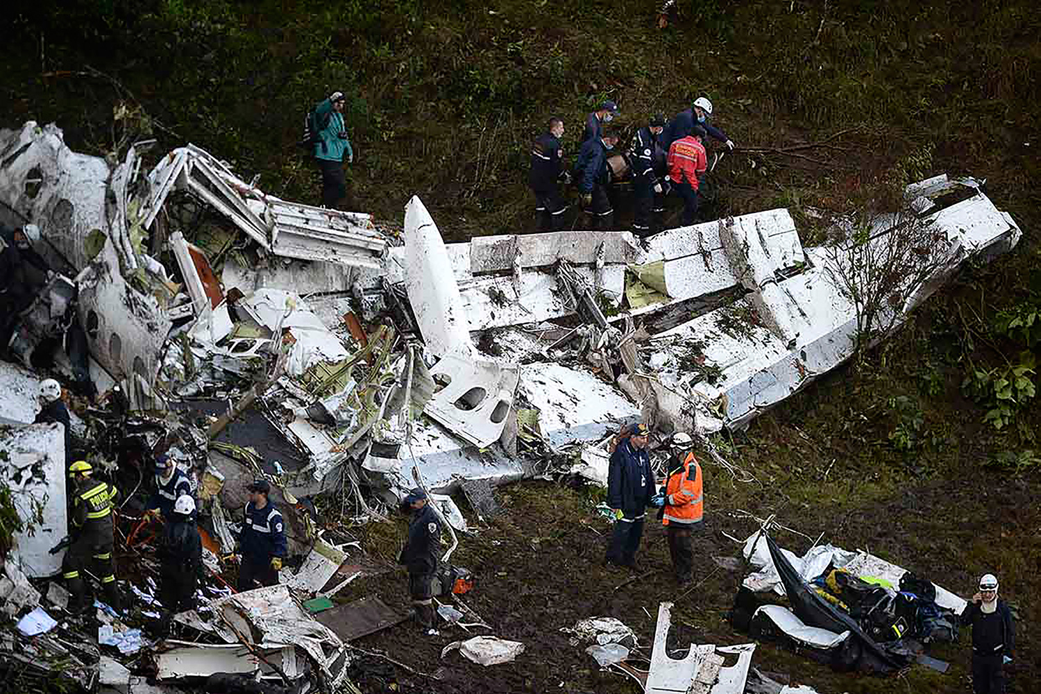 El avión en el que viajaba el equipo de fútbol brasileño Chapecoense se estrella en Colombia