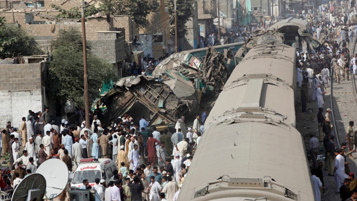 Accidente ferroviario causa una veintena de muertos