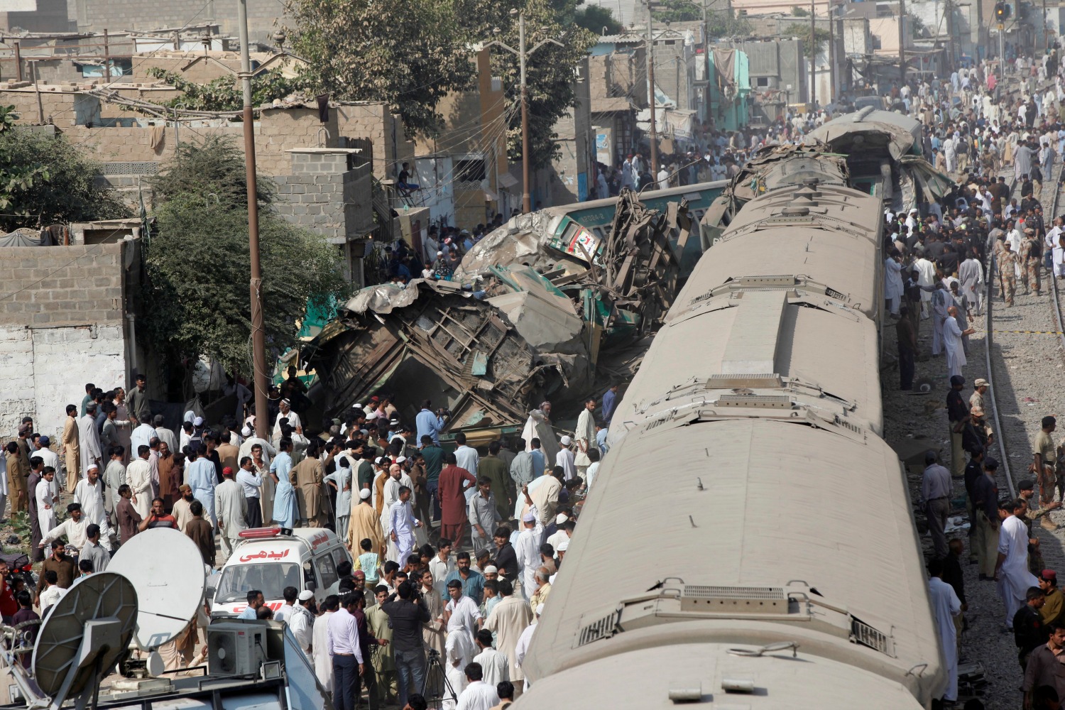 Accidente ferroviario causa una veintena de muertos
