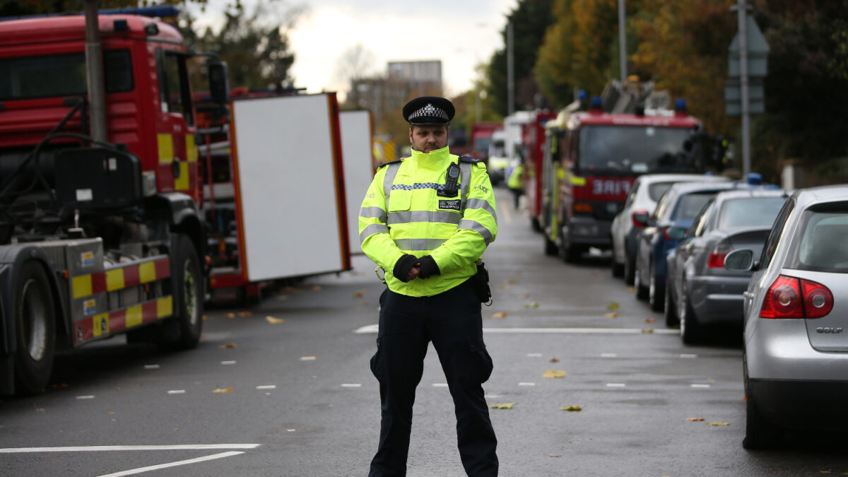 Cinco muertos y medio centenar de heridos tras descarrilar un tranvía en Londres