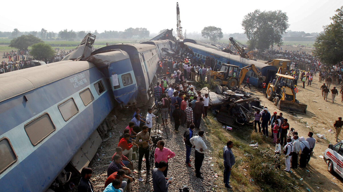 Un centenar de personas mueren al descarrilar un tren en India