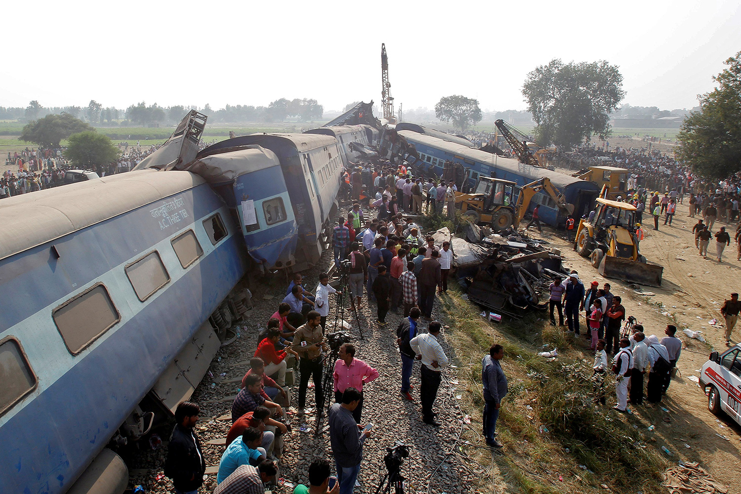 Un centenar de personas mueren al descarrilar un tren en India