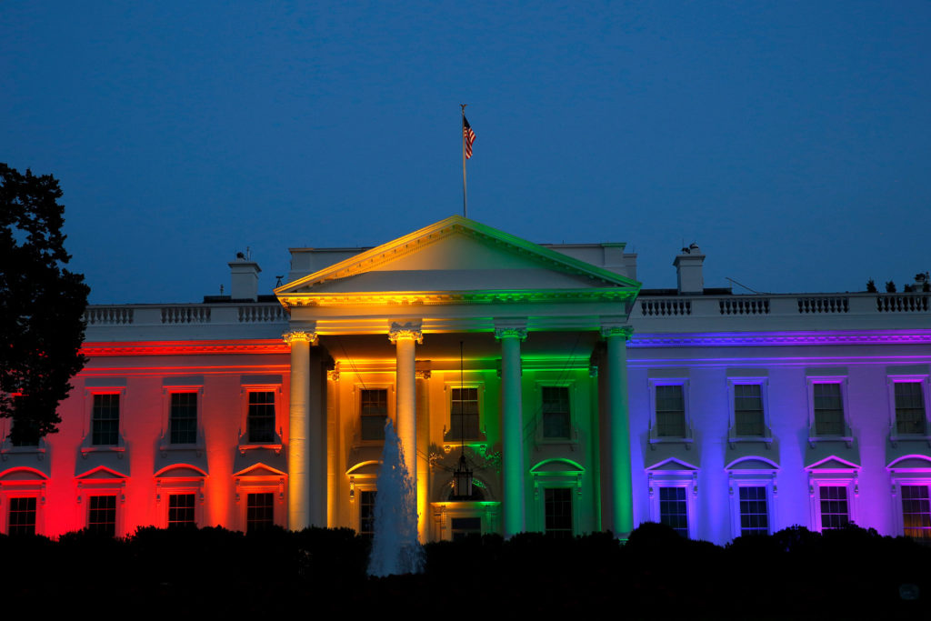 La Casa Blanca iluminada con la bandera del arcoiris después de la histórica decisión del Tribunal Supremo. (Foto: Gary Cameron / Reuters)