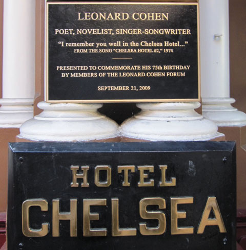 Placa conmemorativa a Leonard Cohen en el Hotel Chelsea. (Foto: New York Times)