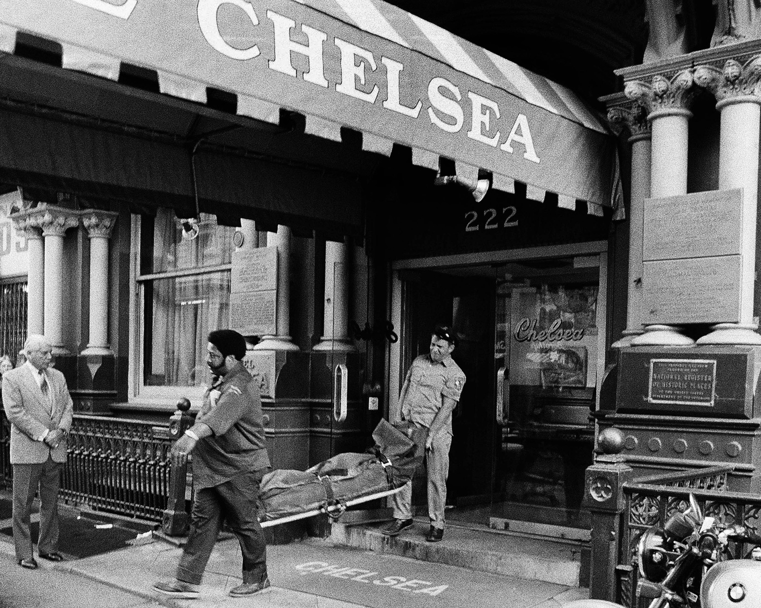Operarios trasladan el cuerpo de Nancy Spungen, apuñalada por Sid Vicious en el Chelsea Hotel en 1978. (Foto: Hal Goldenberg / AP)