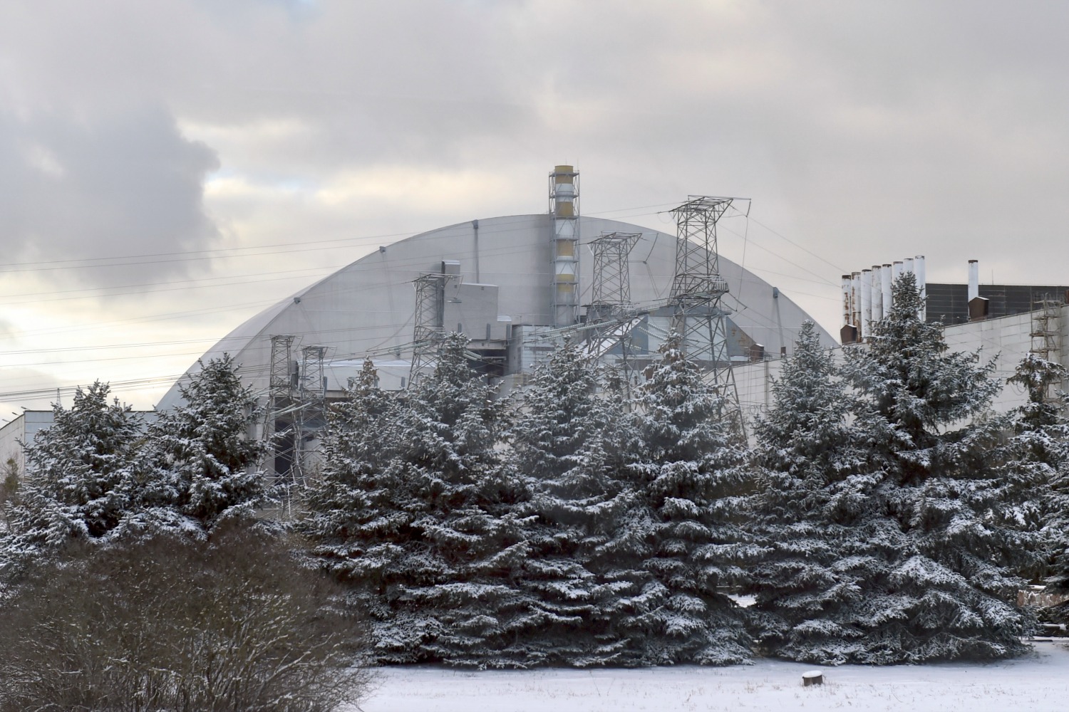 Chernóbil se cubre de una enorme capa de acero que le protegerá durante un siglo