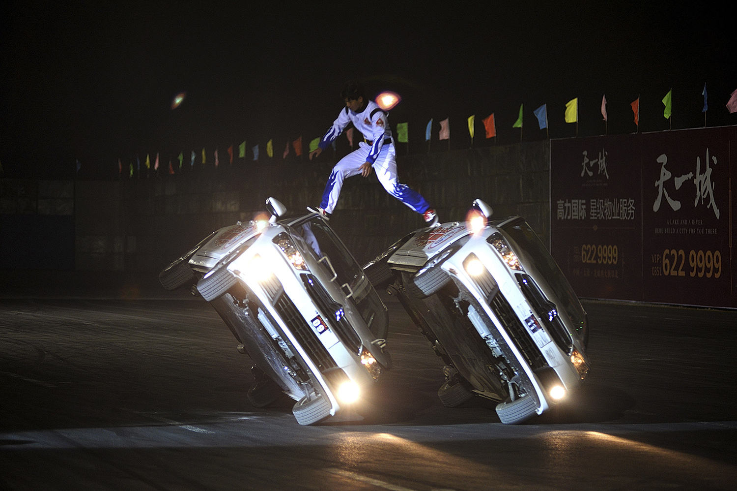 Un doble de acción lleva a cabo una acción de conducción peligrosa en una exhibición. (Foto: China Stringer Network/ Reuters)