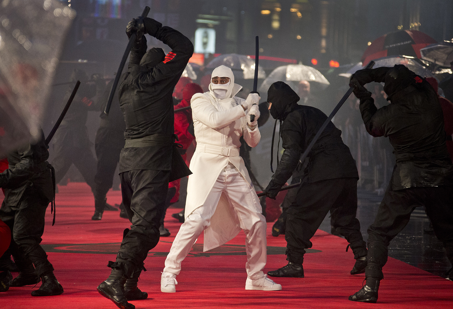 Un grupo de dobles de acción realizan una escena de lucha en la alfombra roja del estreno de GI Joe (Foto: Joel Ryan/AP)
