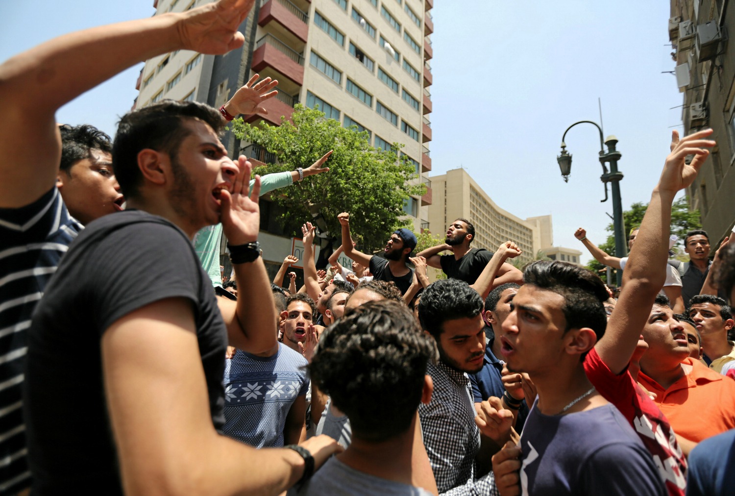 El Gobierno egipcio indulta a 82 presos, la mayoría estudiantes