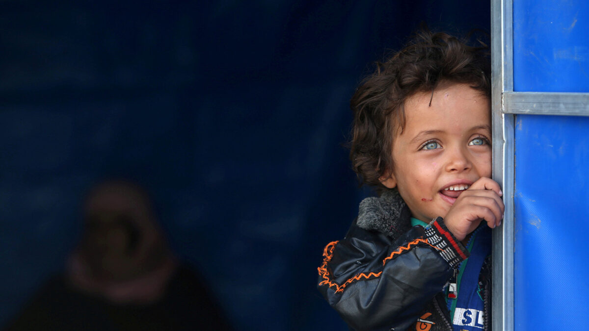 El hombre que sirve sonrisas en un campo de refugiados de Irak