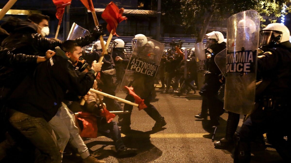 Duros enfrentamientos entre la Policía y manifestantes anti-Obama